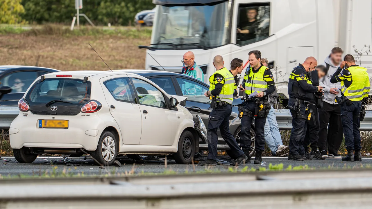 Drie auto’s botsen op A12 tussen Westervoort en Duiven