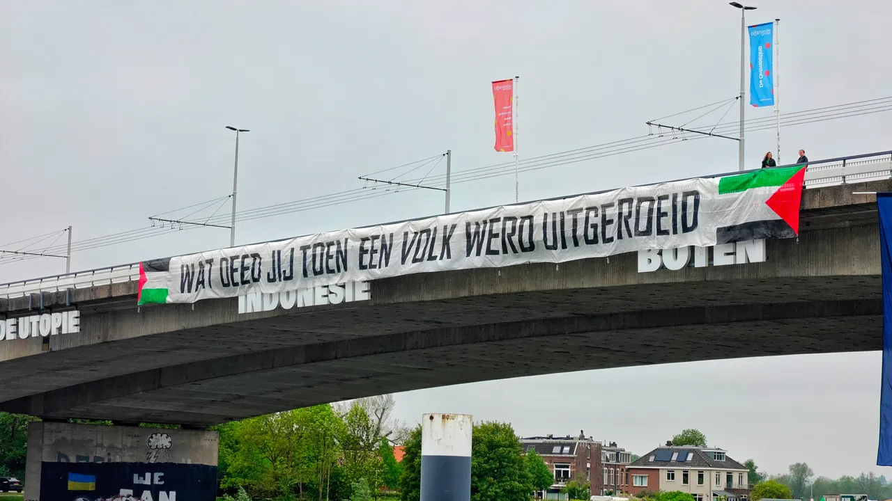 Arnhem4Palastine hangt 50 meter lange banner aan Nelson Mandela brug op Bevrijdingsdag
