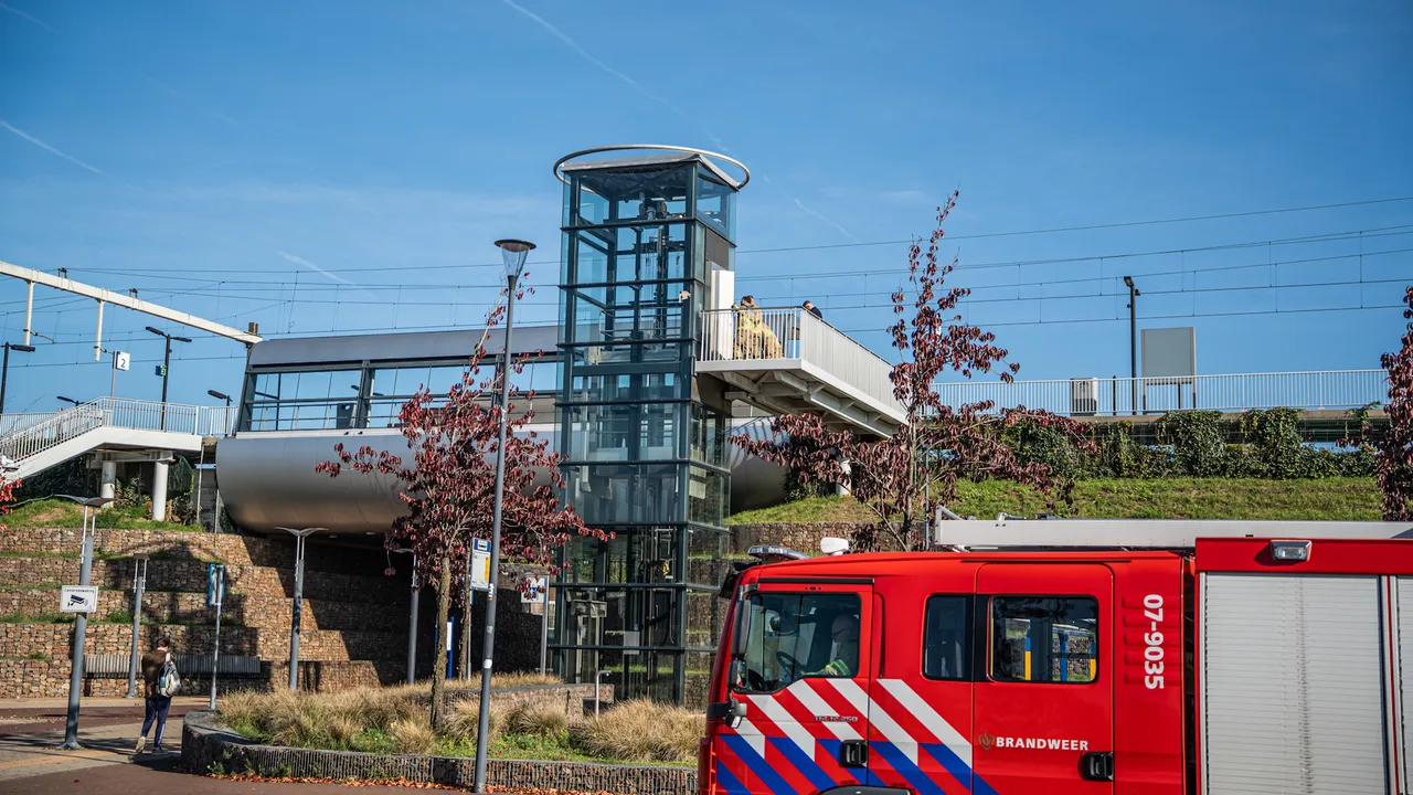 Man zit ruim drie uur vast in lift op station Westervoort