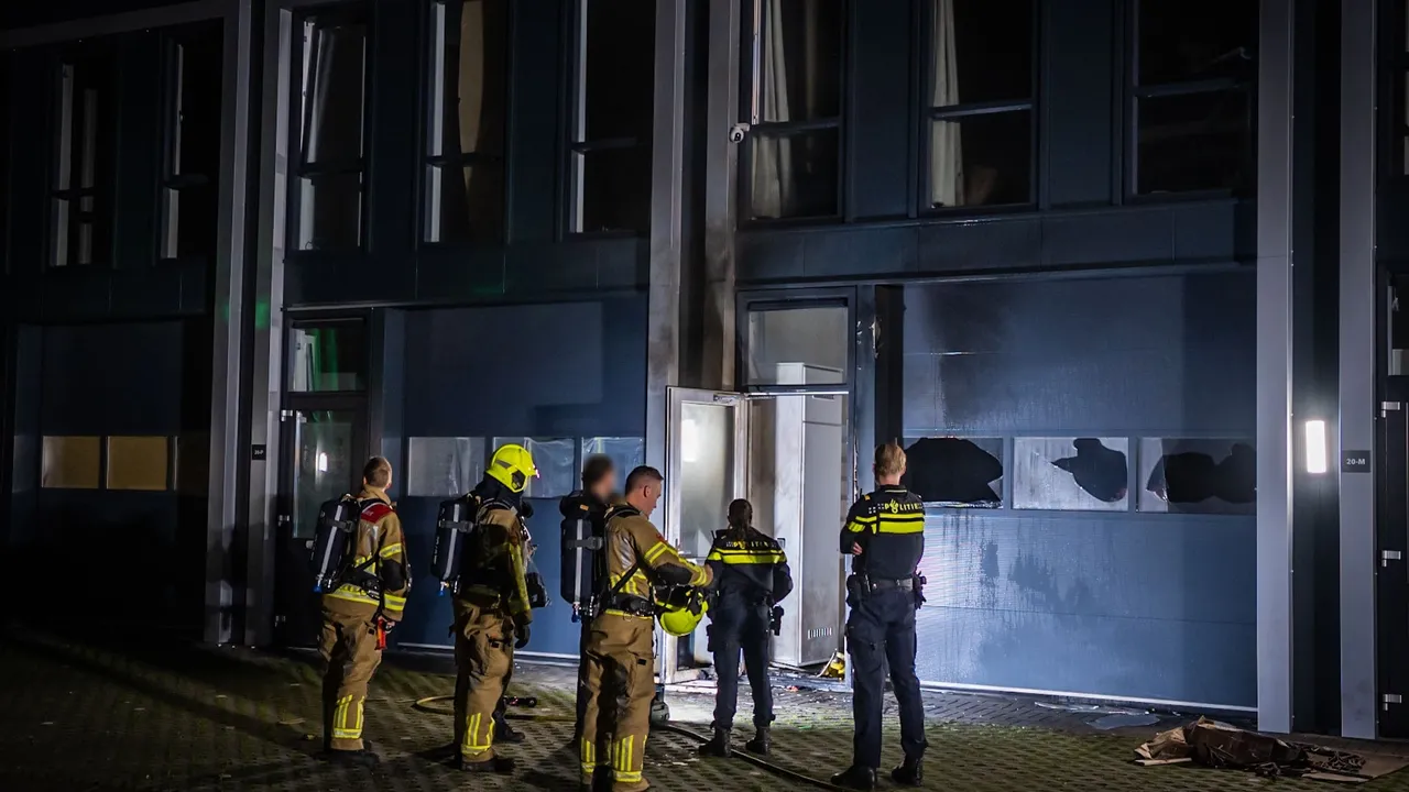Explosie veroorzaakt brand bij bedrijfspand in Arnhem-Zuid