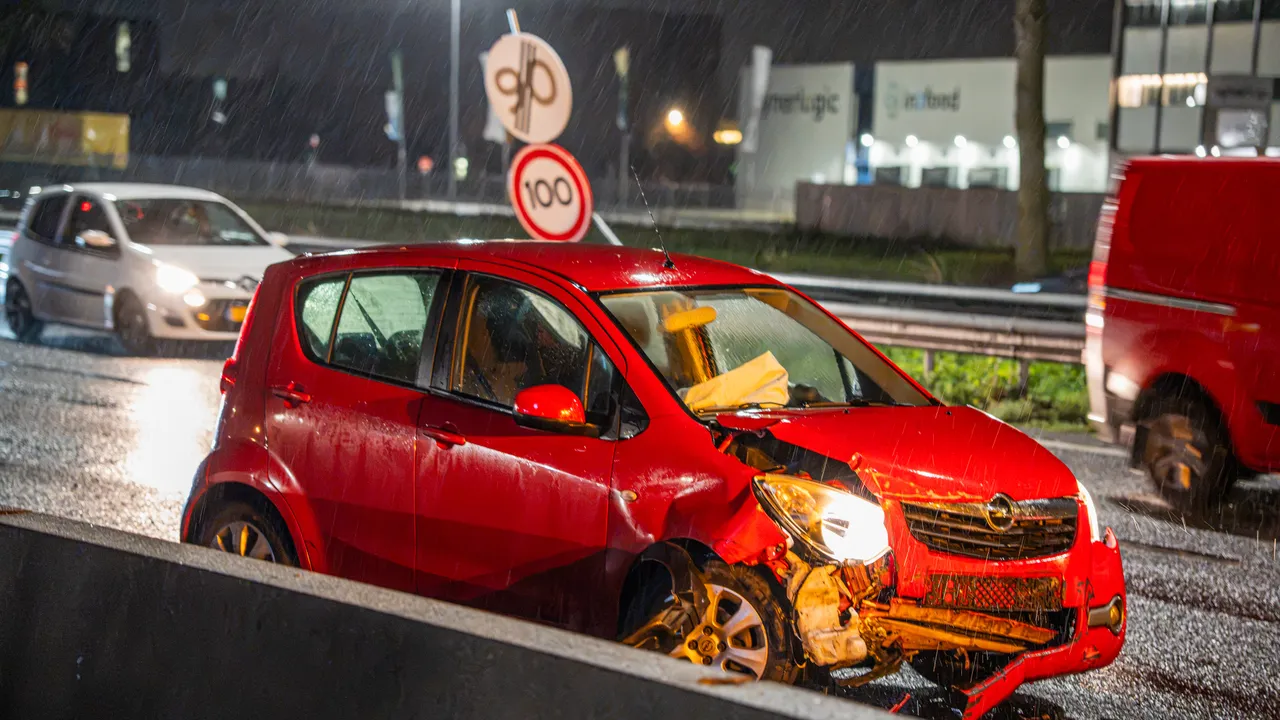 Auto raakt in de slip op A12 bij Duiven